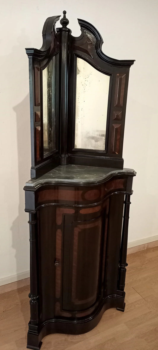Prachtige hoekkast in uitstekende staat met spiegelblad en gebogen onderstel van donker hout.
