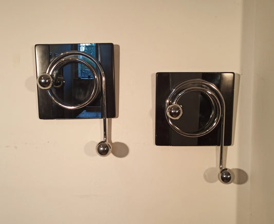 Een paar elegante zwarte wandhaken met gebogen metalen haken, ontworpen door Willy Rizzo in de jaren 70.