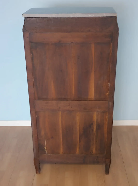 Houten secretairekast in Lodewijk XVI-stijl met paneeldeuren en een blad van licht marmer uit de 19e eeuw.