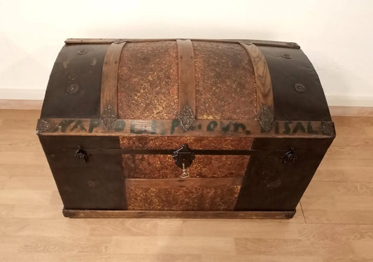 Gerestaureerde antieke gebogen houten koffer uit de 19e eeuw met metalen banden en dubbel slot.