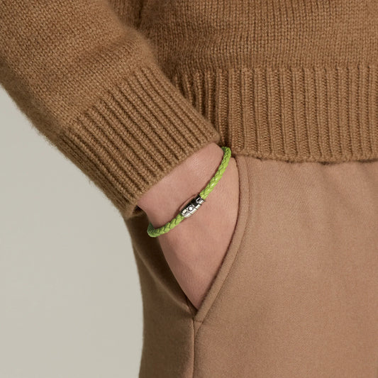 Montblanc bracciale in pelle meisterstück lime verde lime con intreccio e chiusura in acciaio indossato al polso