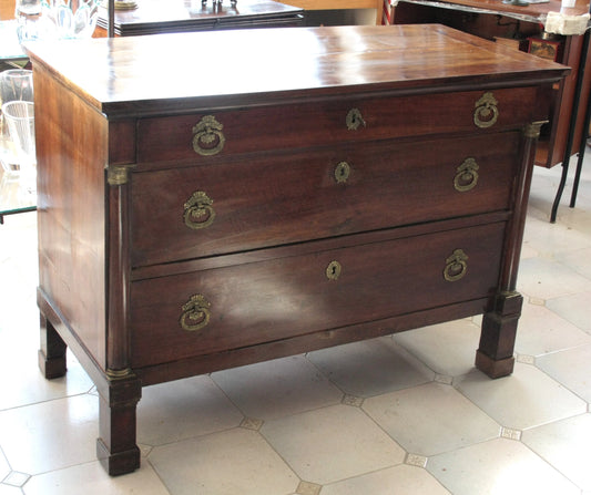 Empire-stijl ladekast van notenhout met bronzen details uit de 19e eeuw, een voorbeeld van authentiek Italiaans vakmanschap.