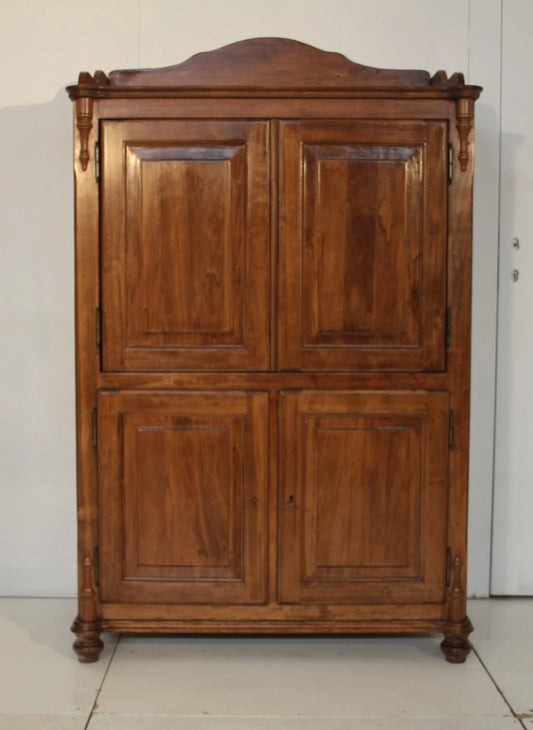 Houten kledingkast met vier paneeldeuren en een decoratief frame, klassiek dressoir van Dario Raia, vintage antiek.