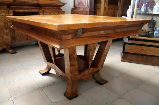 Vierkante houten tafel in art-decostijl met decoratieve poten, Rome, gemaakt voor minister Bottai in 1933, met inscriptie.