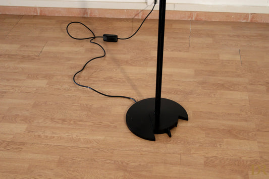 Lampada da terra vintage nera con design minimalista e base circolare di pluripremiato duo perry piantana arteluce triana postmodernismo italiano