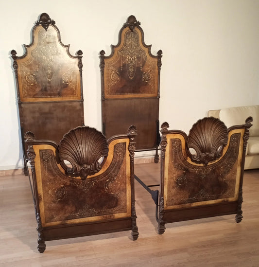 Een 19e-eeuws Italiaans smeedijzeren bed met sierlijke schelpvormige hoofdborden en parelmoerversieringen voor een elegant huis.