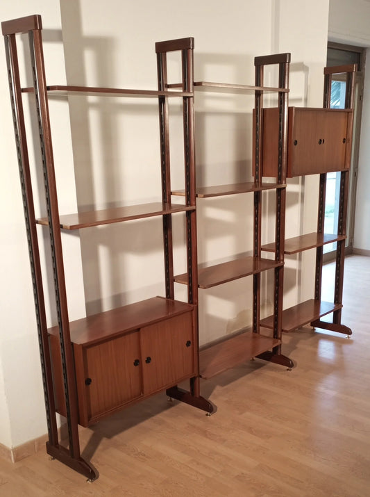 Originele modulaire vintage teakhouten boekenkast uit de jaren 60 met open vakken en houten deuren in mid-century stijl.