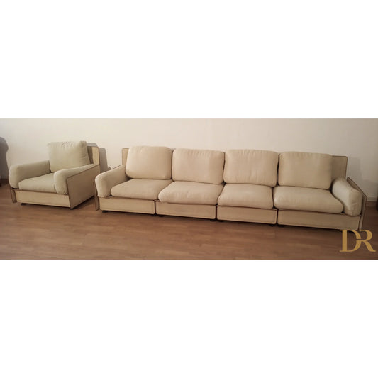 Modulaire bank van Riccardo Arbizzoni, model Redifiori, set met beige bank en fauteuil op houten vloer.