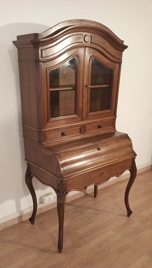 Antiek dressoir/bureau met gebogen glazen deuren en massief eikenhouten cabriolepoten, gerestaureerd in de 19e eeuw.
