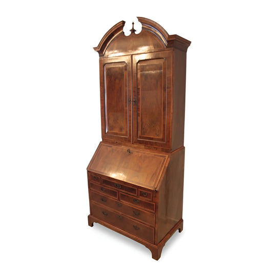 Schitterende Louis XVI trumeaux van walnotenhout met inklapbaar blad en talloze lades in vintage Engelse stijl.