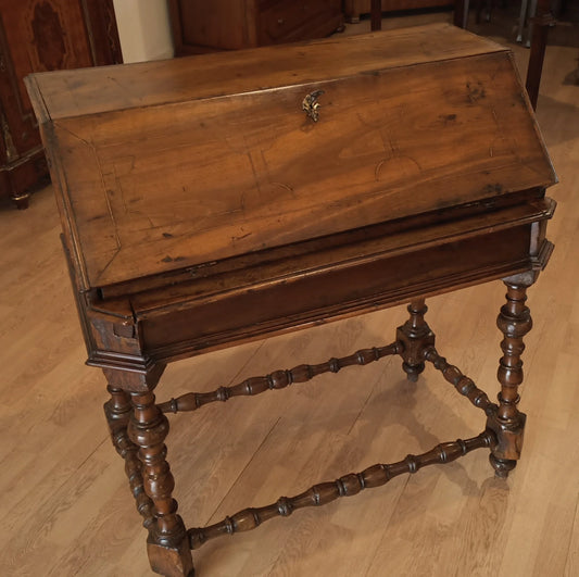 Antieke 18e-eeuwse houten klaptafel met gedraaide poten en schuin schrijfoppervlak.