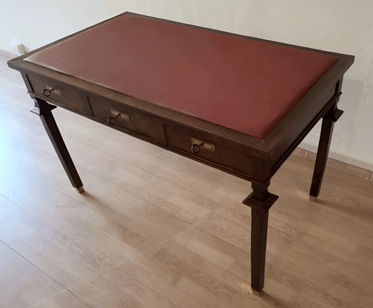 Notenhouten bureau in Empire-stijl met een rood lederen blad en twee lades met messing details uit de 19e eeuw.