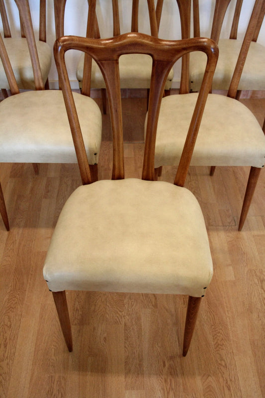 Set van 6 Italiaanse designstoelen in mid-century modern stijl, geproduceerd in de jaren 60, met witte kunstlederen bekleding, in perfecte staat.