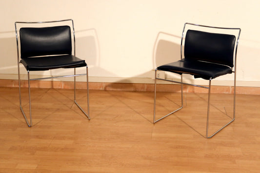Een paar Tulu-stoelen van Kazuhide Takahama voor Simon Gavina, jaren 70, met zwarte lederen bekleding en een elegant chromen frame.