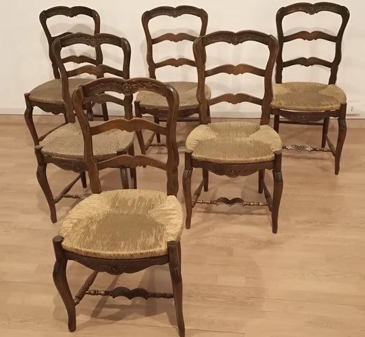 Set van vijf rustieke Provençaalse stoelen uit de 19e eeuw, gemaakt van massief eikenhout met rieten zittingen, gerestaureerd en in uitstekende staat.