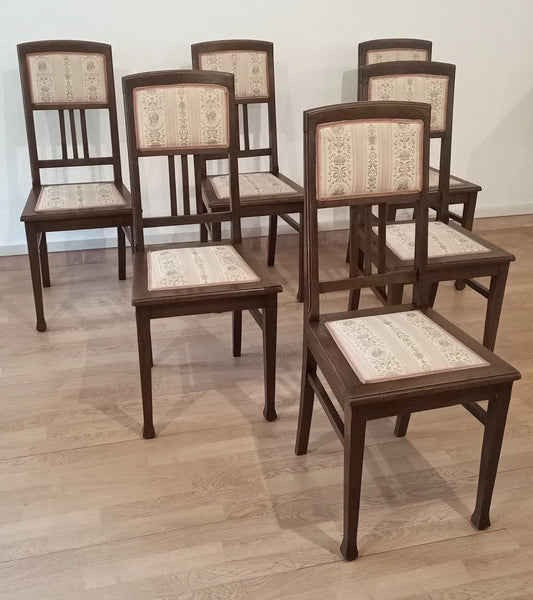 Set van zes vintage Italiaanse eetkamerstoelen van massief eikenhout met gewatteerde zitting en rugleuning.