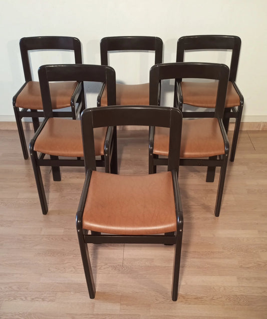 Set van zes vintage eetkamerstoelen uit de jaren 70, gemaakt van donker hout met lichtbruine leren zittingen.