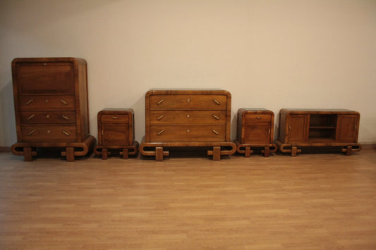 Art Deco slaapkamer uit de jaren 50 in walnotenhout met een mid-century modern design, perfect voor vintage moderne antieke meubels.