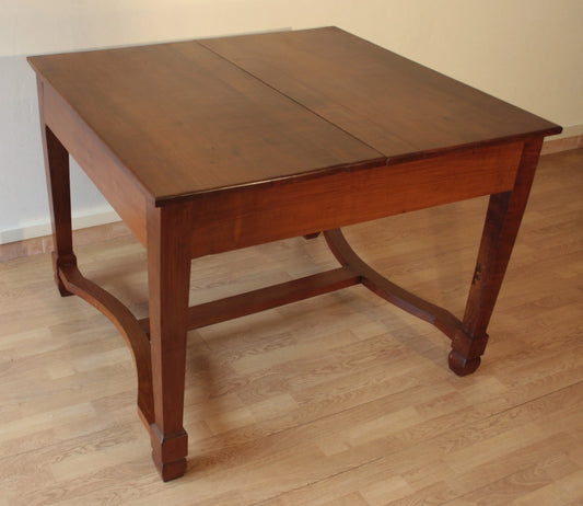 Antieke en elegante art nouveau tafel van massief kersenhout met gebogen poten en een gerestaureerd uitschuifbaar rechthoekig blad in vintage art deco-stijl.