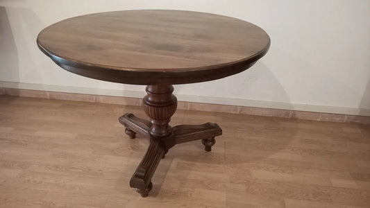 Ronde 19e-eeuwse notenhouten tafel in vintage Umbertine-stijl met gesneden onderstel en wielen van licht hout.