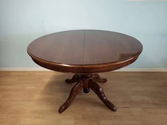 Uitschuifbare ronde houten tafel in Louis Philippe-stijl met voetstuk en gebeeldhouwde poten, perfect voor een vintage interieur uit de jaren 70.