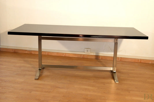 Formava tafel van Gianni Moscatelli met zwart glazen blad en verchroomde metalen poten, design uit het midden van de 20e eeuw.