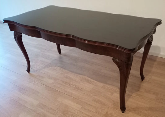 Prachtige vintage Chippendale tafel van gerookt gehard glas met gebogen poten en geschulpte randen van donker hout.
