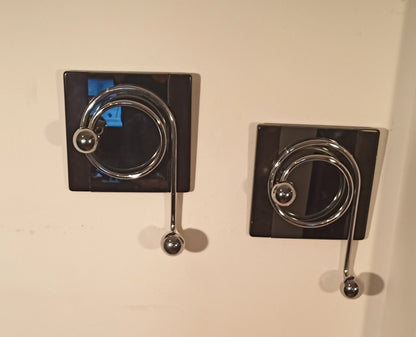 Due eleganti ganci appendiabiti da parete willy rizzo con design circolare in cromo su piastra nera anni 70
