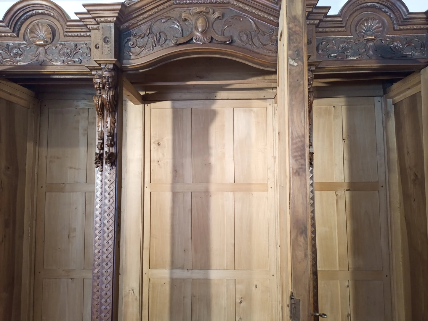 Armadio antico in stile rinascimentale Italia con intagli decorativi in legno scolpito fine XIX secolo