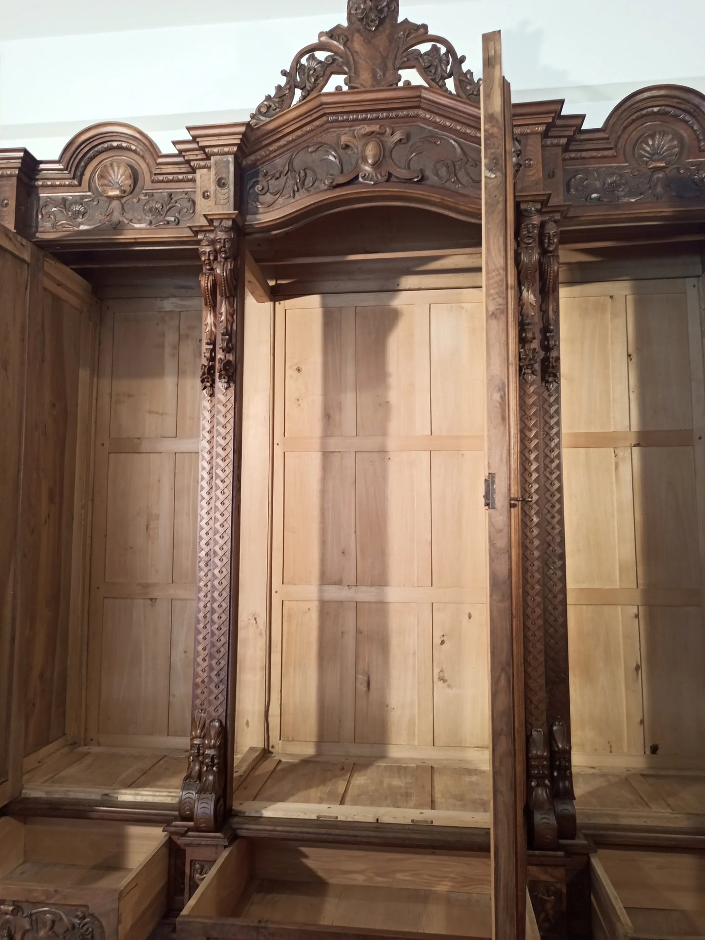 Armadio antico in stile rinascimentale italia fine xix secolo in legno intagliato con tre scomparti decorativi