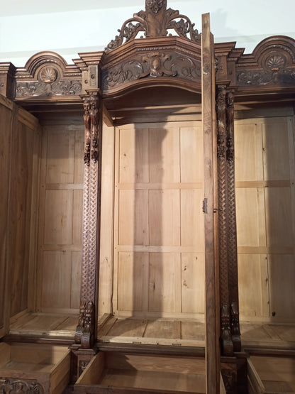 Armadio antico in stile rinascimentale italia fine xix secolo in legno intagliato con tre scomparti decorativi