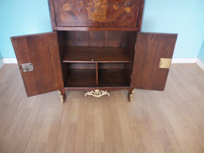 Cassettiera secrétaire luigi xvi in legno e marmo con ante aperte e dettagli intagliati che rivelano scaffalature interne