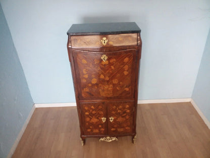 Cassettiera secrétaire luigi xvi in legno e marmo con intarsi floreali e maniglie in ottone su gambe curve