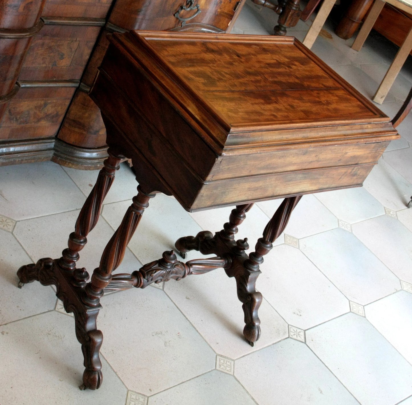 Mobile svuotatasche mogano metà xix secolo con piano ribaltabile e gambe intrecciate scolpite francese cucito