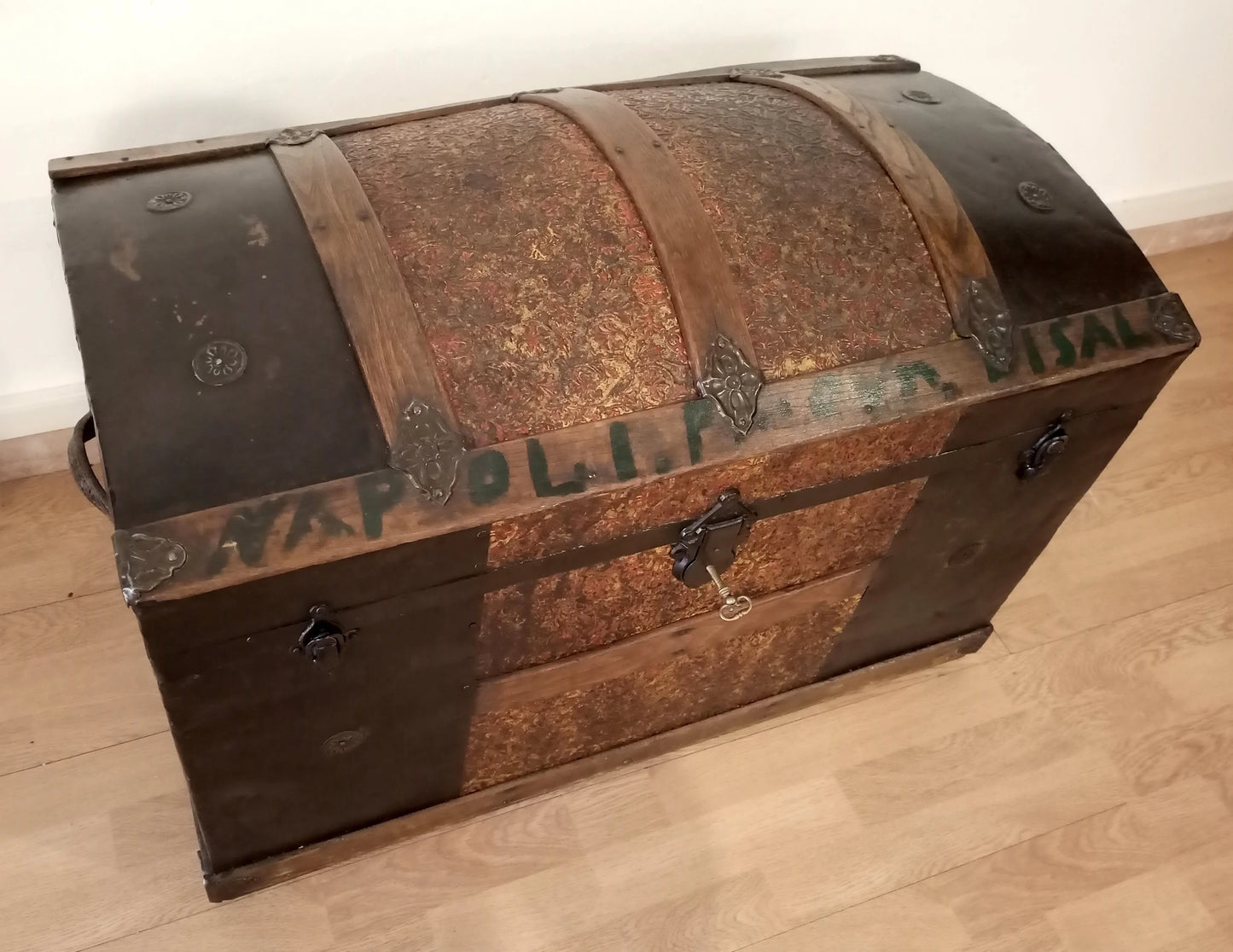 Antico baule bombato epoca 800 in legno con dettagli in metallo restaurato perfetto come forziere legno elegante