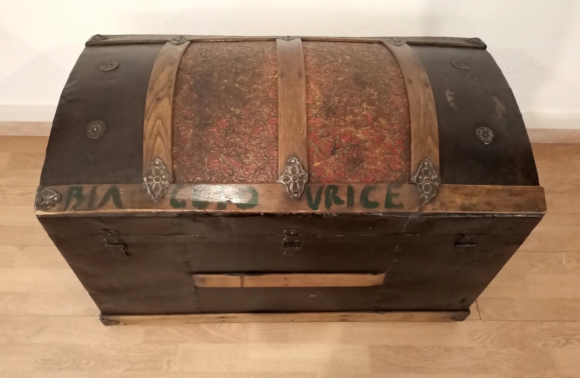 Antico baule bombato epoca 800 in legno restaurato con fascette metalliche e ferramenta decorativa elegante