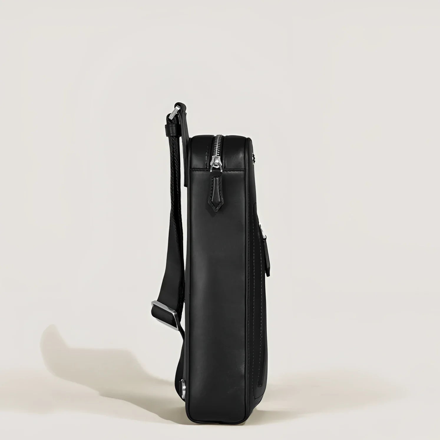Borsa a tracolla montblanc soft nera in pelle con design minimalista e tasche esterne offrono praticità elegante