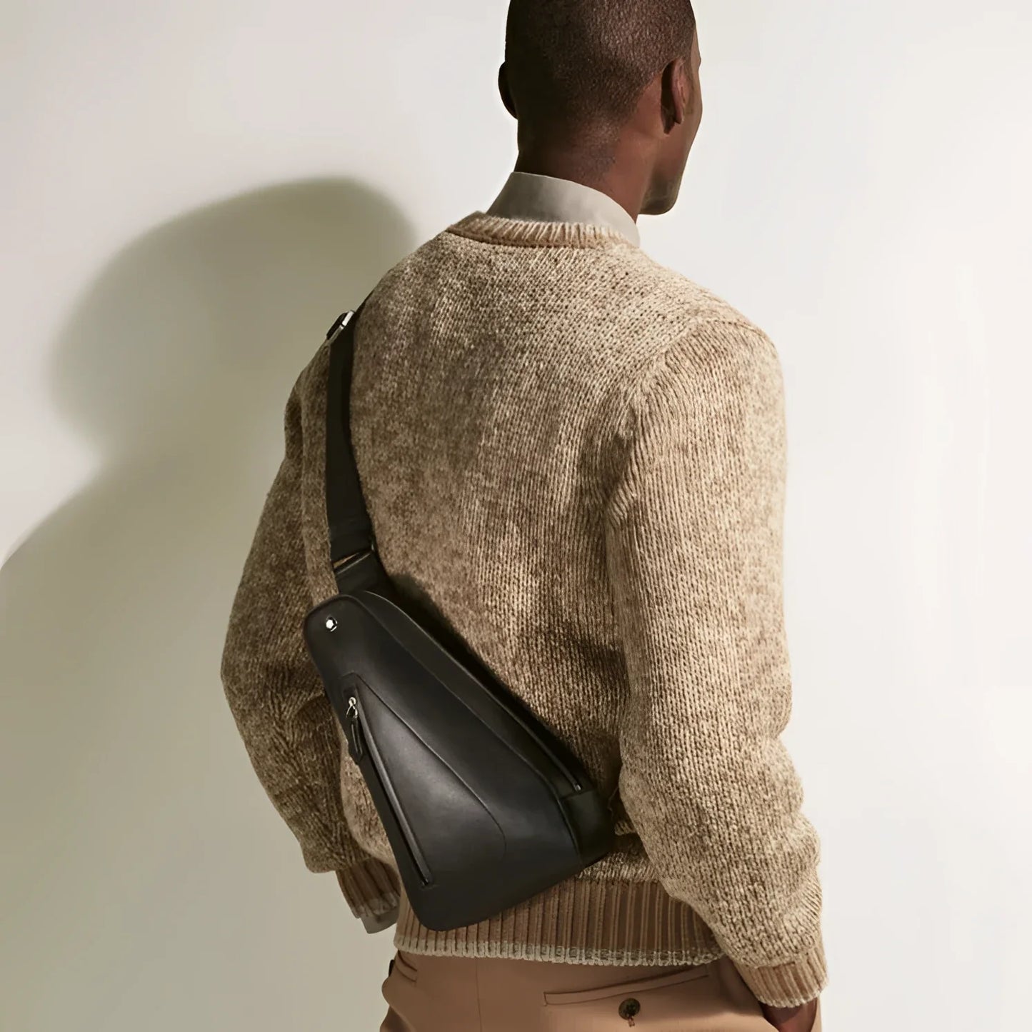 Montblanc borsa a tracolla soft compatta nero in pelle con design minimal e tasche esterne offrono praticità elegante