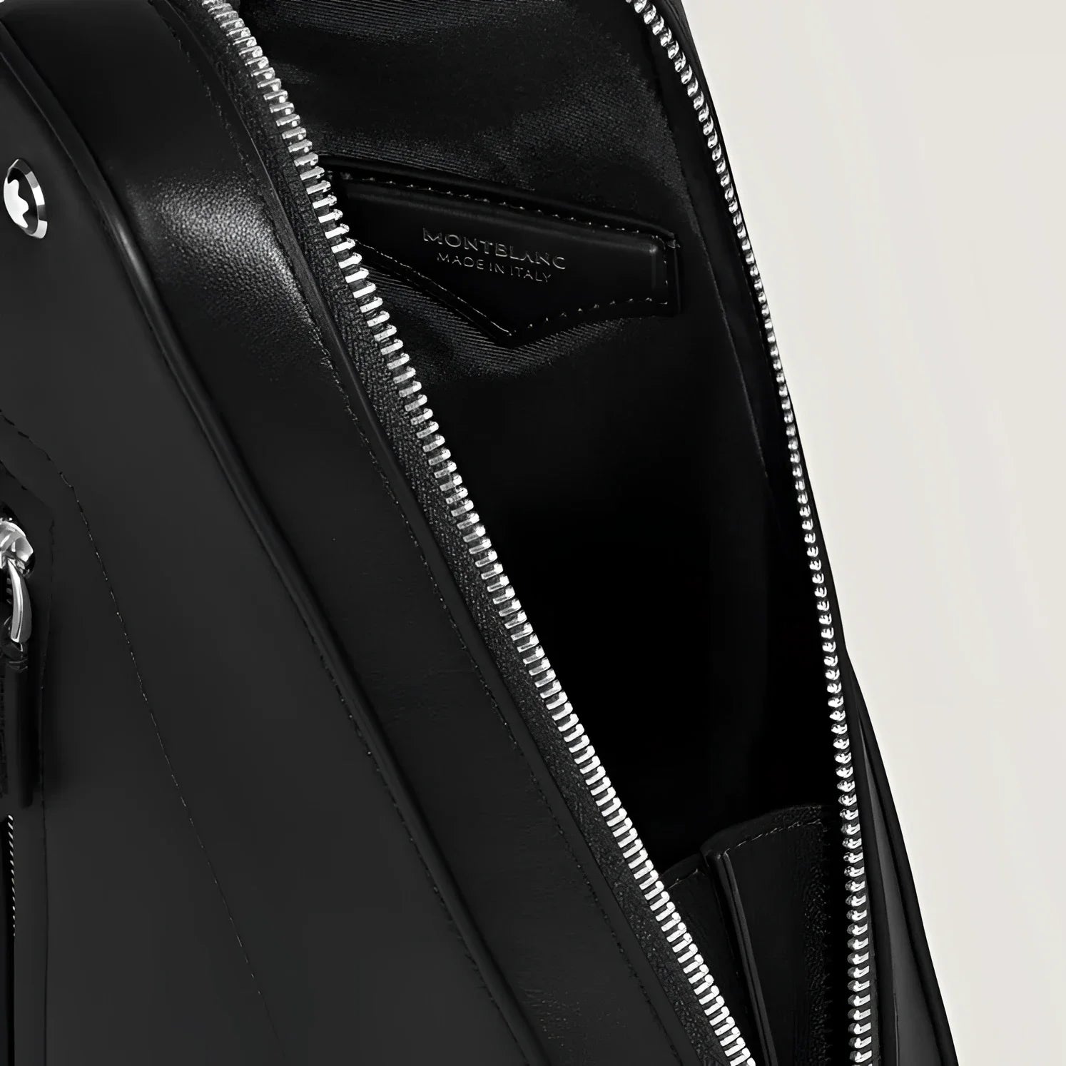 Montblanc borsa a tracolla Soft compatta nera in pelle con tasche esterne offrono spazio e patch interno brandizzato