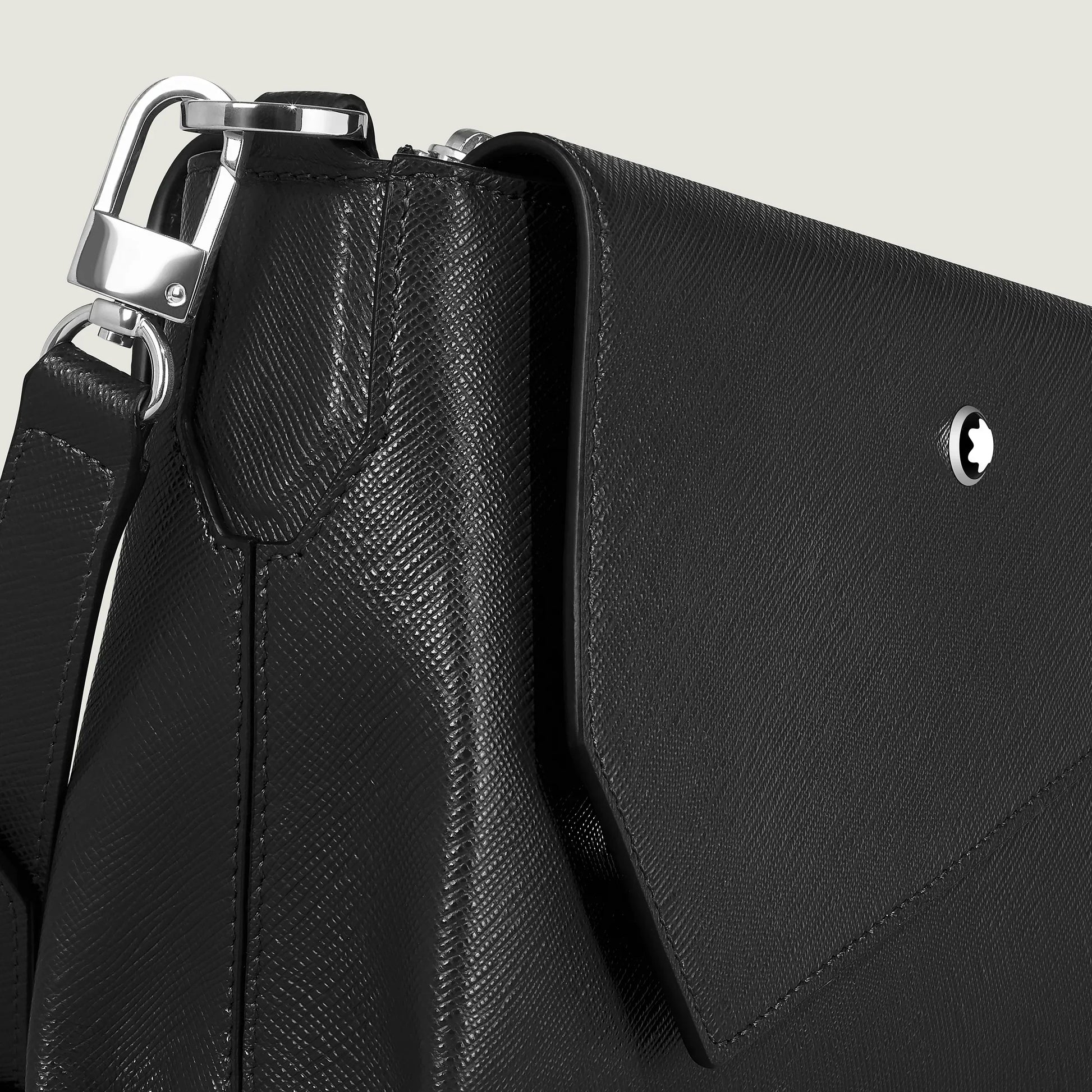 Montblanc messenger bag trio sartorial nero in pelle nera testurizzata con hardware argentato e logo minimalista