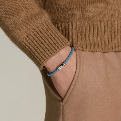 Bracciale montblanc in pelle meisterstück blu fumè con tre anelli e chiusura in acciaio indossato al polso