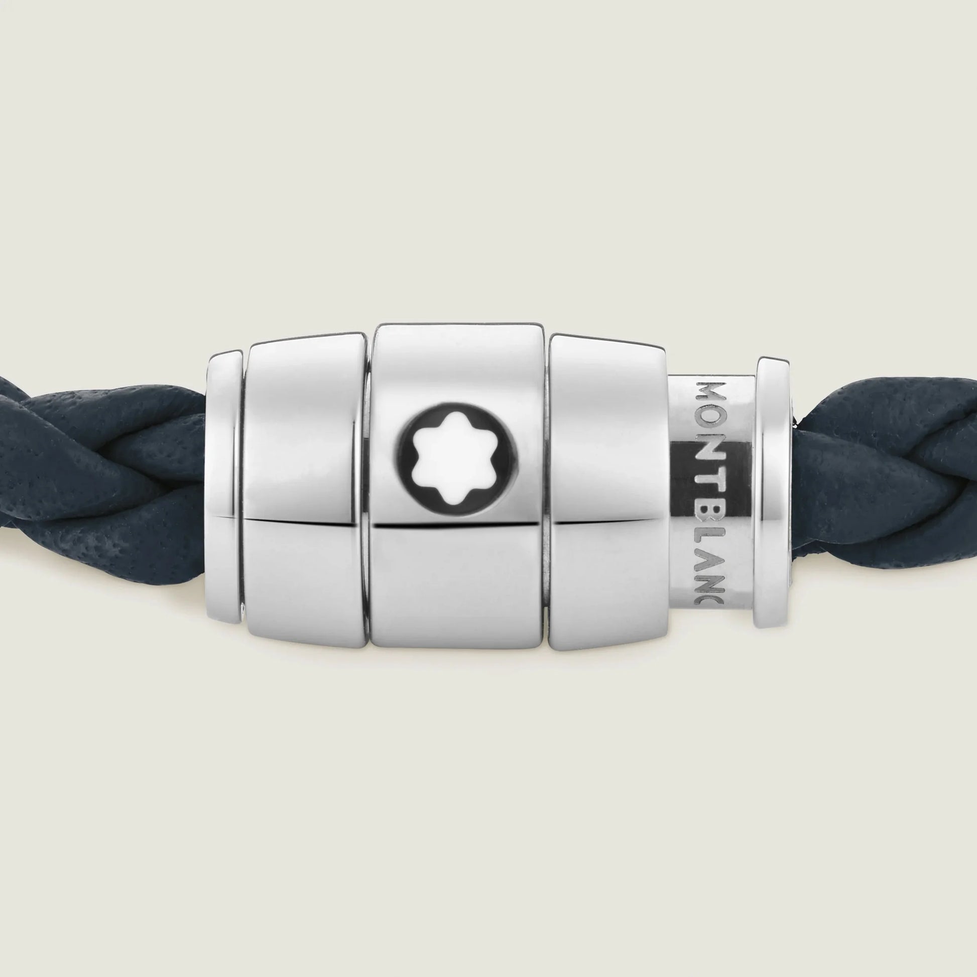 Chiusura magnetica in acciaio pregiato lucido impreziosito con logo montblanc su bracciale blu avio in pelle intrecciata