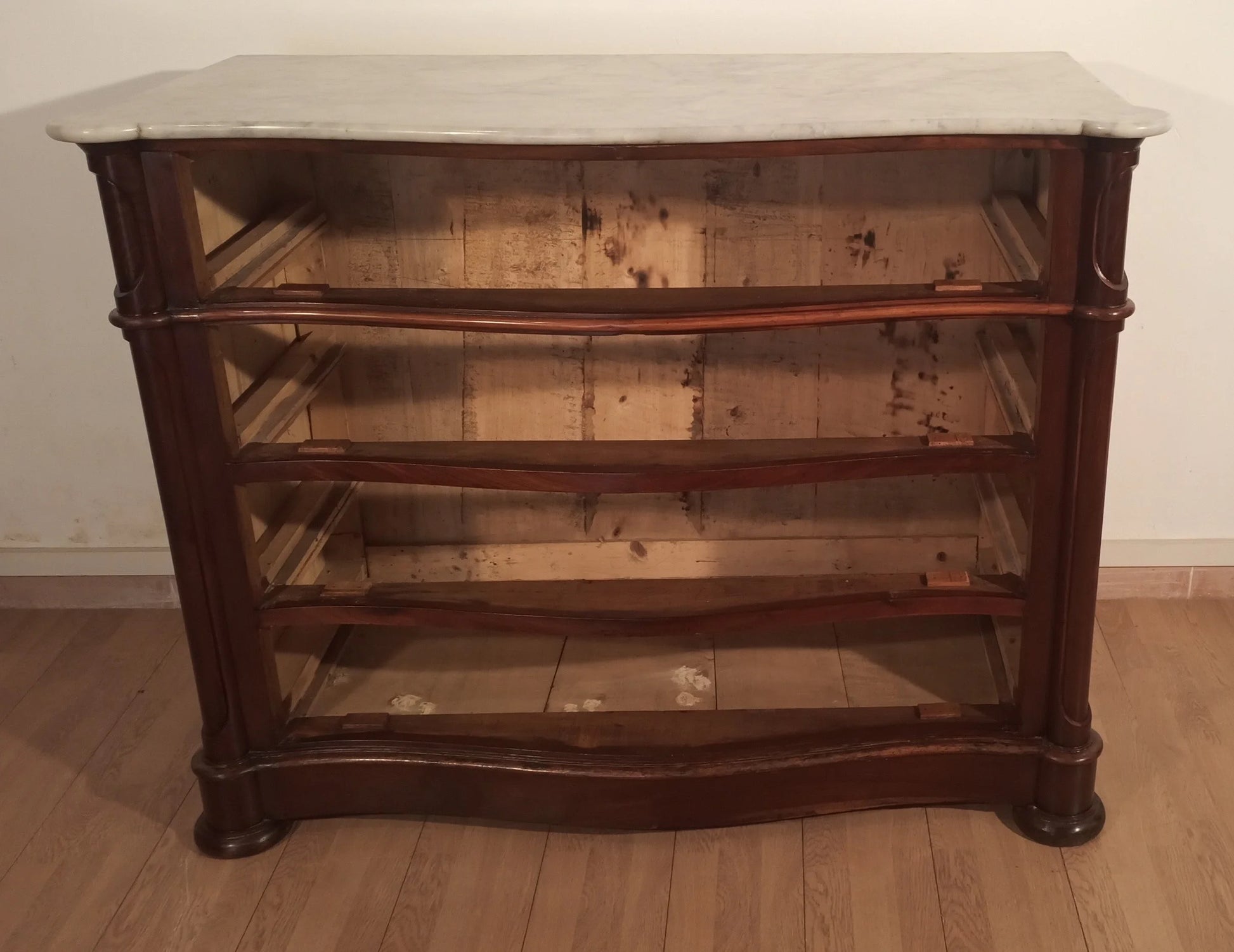 Cassettone luigi filippo in piuma di mogano con ripiano in marmo bianco carrara xix secolo