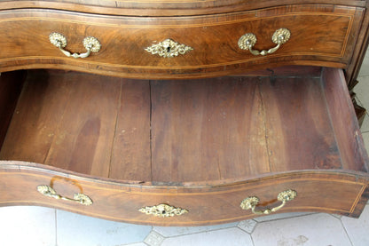 Antico raffinato cassettone in noce xviii secolo spagna con linea elegante, fronte ricurvo e maniglie in ottone