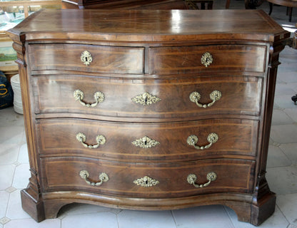 Antico canterano in noce xviii secolo spagna con raffinato cassettone e linea elegante fronte ricurvo in legno