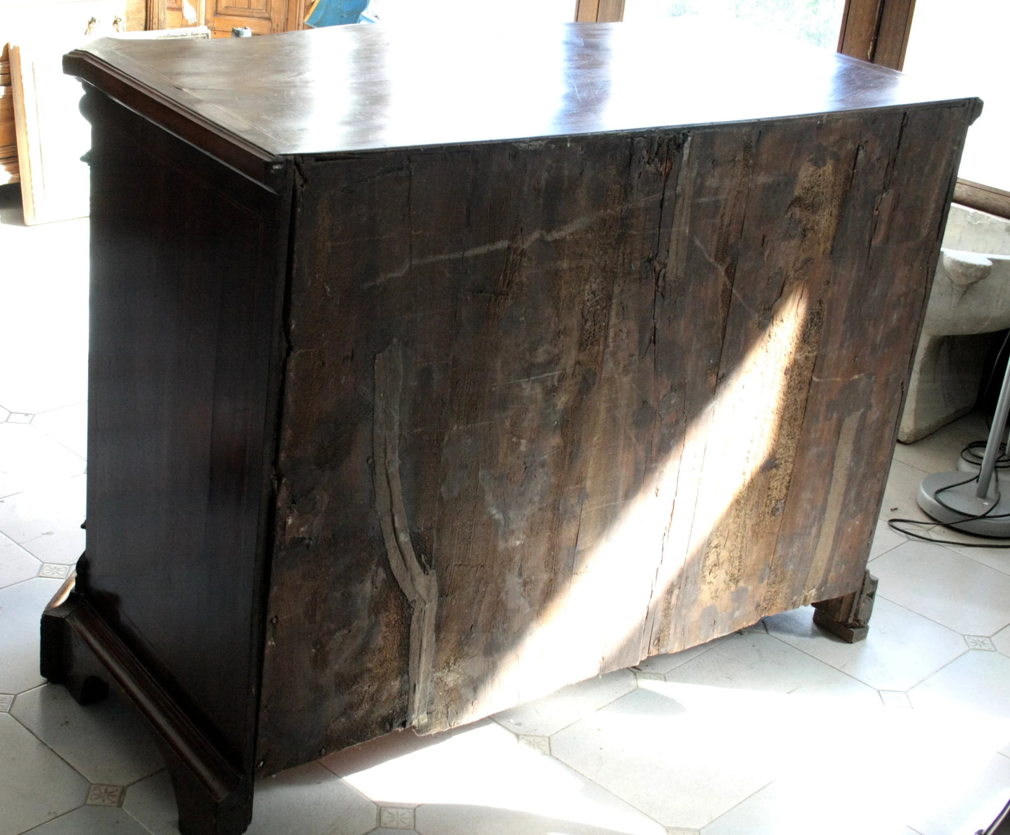 Retro del raffinato cassettone canterano in noce xviii secolo con fronte ricurvo e superficie superiore scura lucida