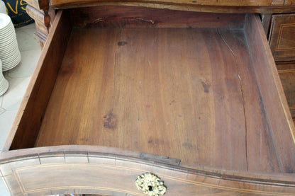 Canterano in noce xviii secolo spagna con cassetto aperto e fronte ricurvo dal raffinato cassettone linea elegante