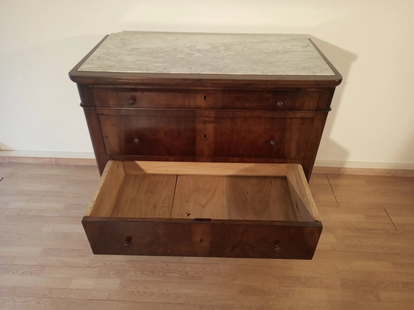 Cassettiera in legno italiana del xix secolo con tre cassetti e uno cassetto aperto in vista