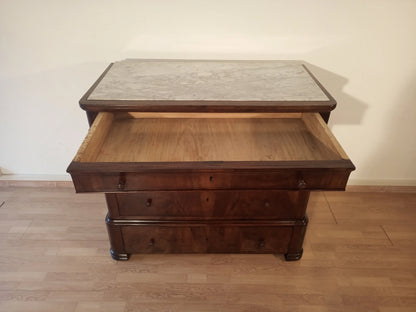 Cassettiera in legno italiana con cinque cassetti del xix secolo con un cassetto parzialmente aperto