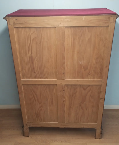 Cassettiera italiana in noce italiana ottocentesca con top in legno burgundy e dettagli noce intagliato